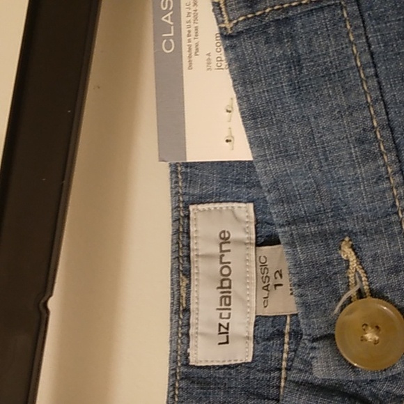 Liz Claiborne Shorts blue jean look 100% cotton with embroidery. - Picture 5 of 5